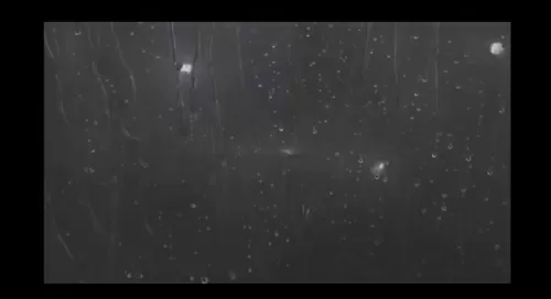 Déšť za oknem a černobílé ozvěny noci. VR/Nobody představují nový videoklip