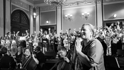 Mezinárodní den Romů slaví Česká Filharmonie s Idou Kelarovou a sborem Čhavorenge