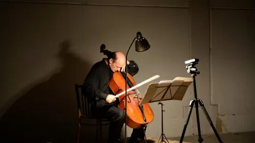 Soudobá avantgardní hudba v ostravské galerii PLATO. Sólový koncert cellisty Matthiase Lorenze